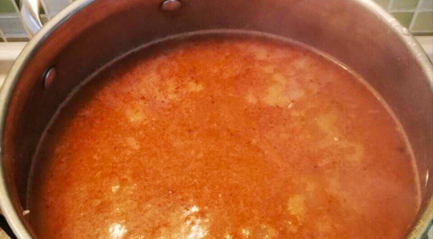 Добавить в пюре воду и тушеное мясо, варить суп до готовности