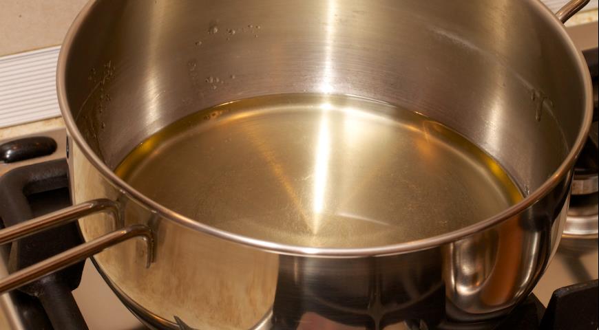 Накалить растительное масло в посуде для плова