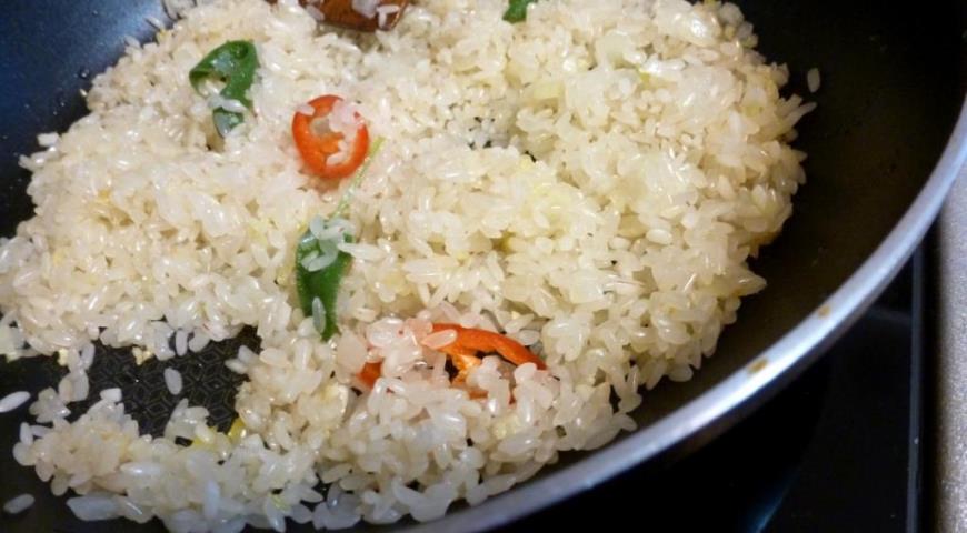 Обжарить рис с овощами, добавить перец чили