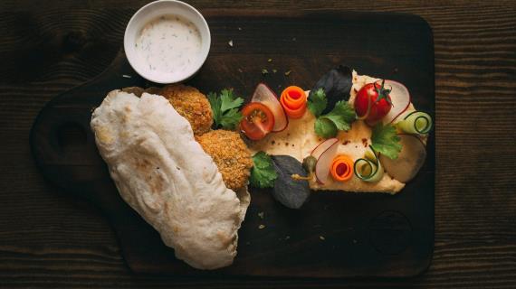 Хумус с овощами и фалафель со сметанным соусом