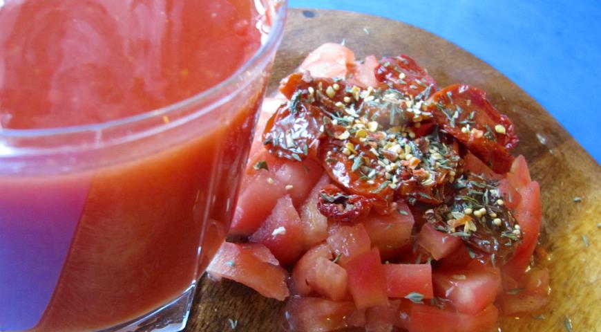 Снять с помидоров кожицу, нарезать и добавить специи