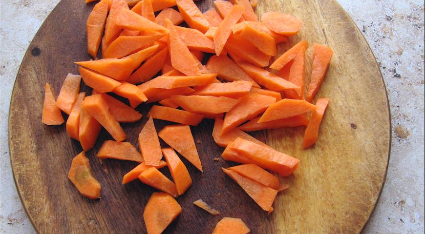 Нарезать морковь и корень петрушки