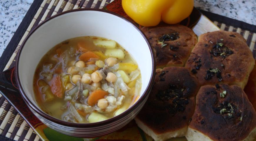 Готовим пряный суп с нутом и чесночными булочками