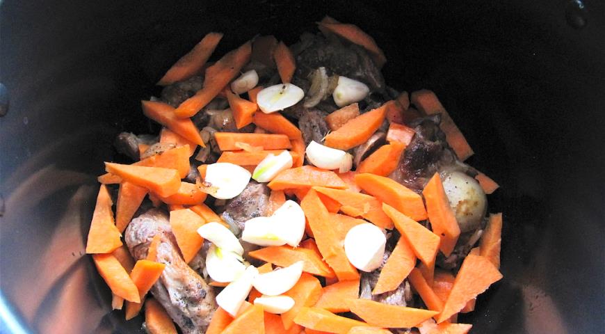 Обжарить на растительном масле баранину, овощи, добавить специи