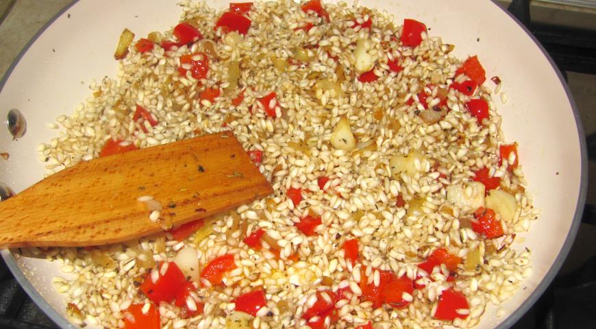 Обжарить рис с орегано и перцем чили