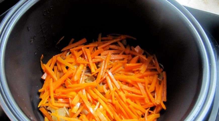 Выложить поверх обжаренных ингредиентов морковь, добавить специи