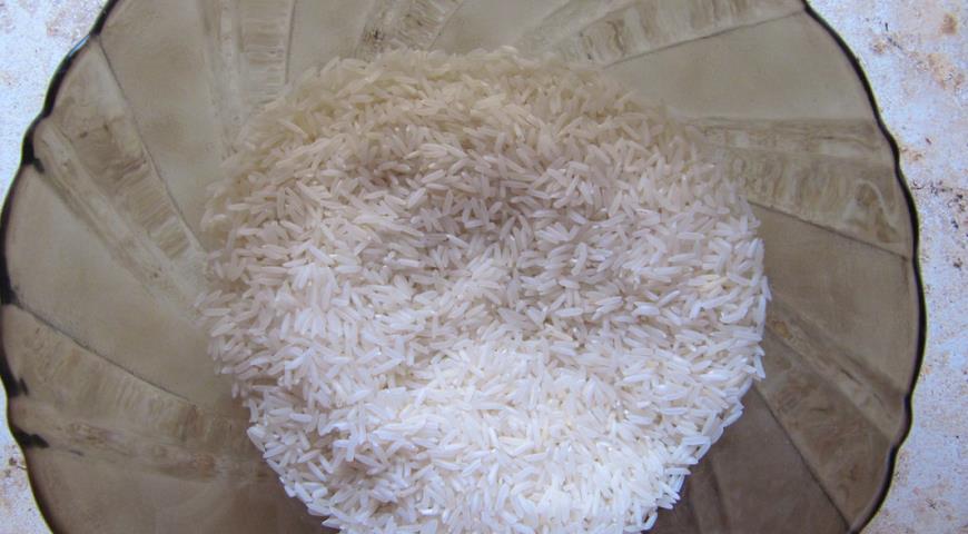 Тщательно промыть рис для плова