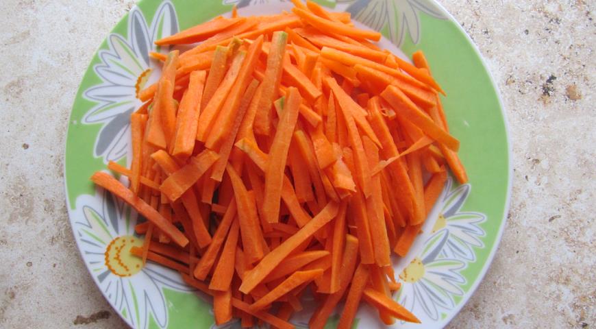 Соломкой нарезать морковь для плова
