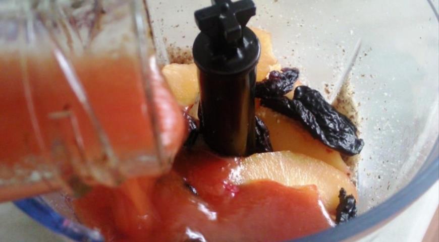 Измельчить чернослив, помидоры и сливы, затем обжарить смесь