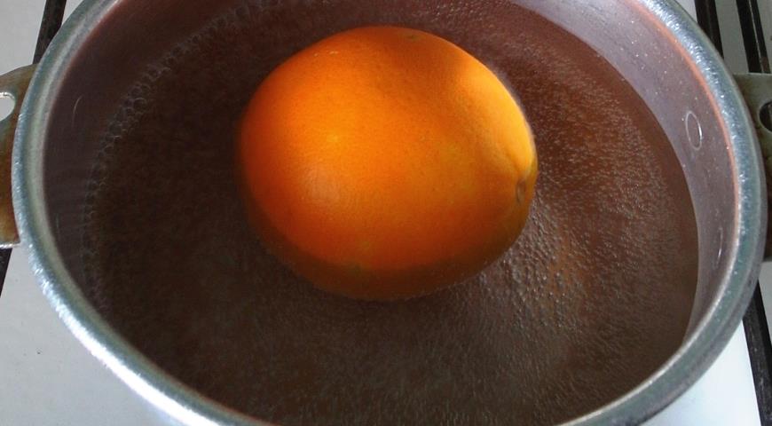 Тщательно вымыть апельсин, затем обдать его кипятком и обсушить
