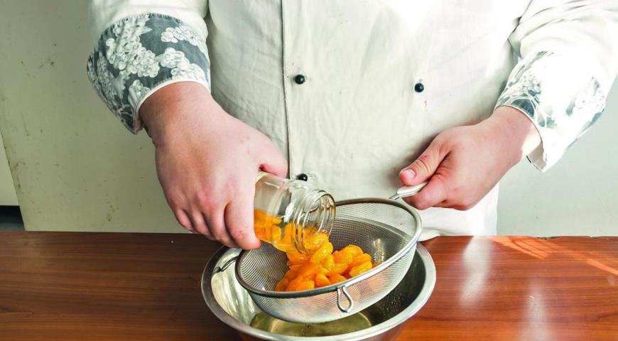 Фото приготовления рецепта: Салат из свеклы, мандаринов и авокадо с маковой заправкой , шаг №2