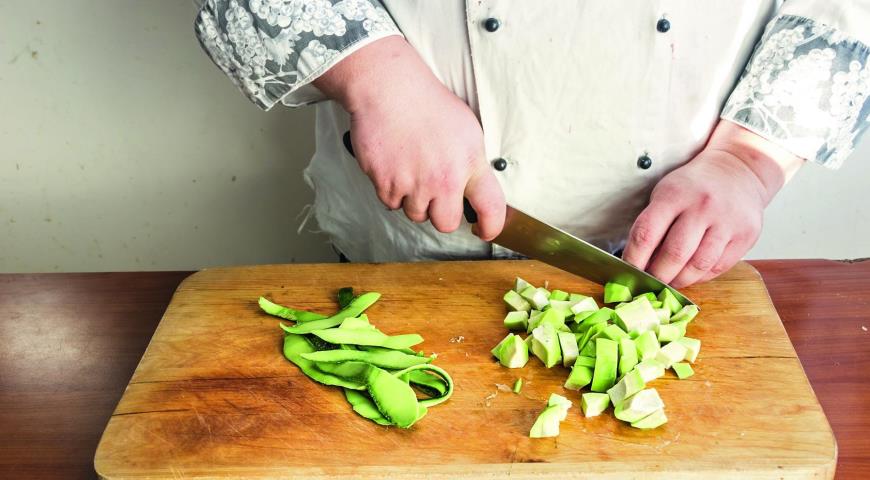 Фото приготовления рецепта: Салат из свеклы, мандаринов и авокадо с маковой заправкой , шаг №1