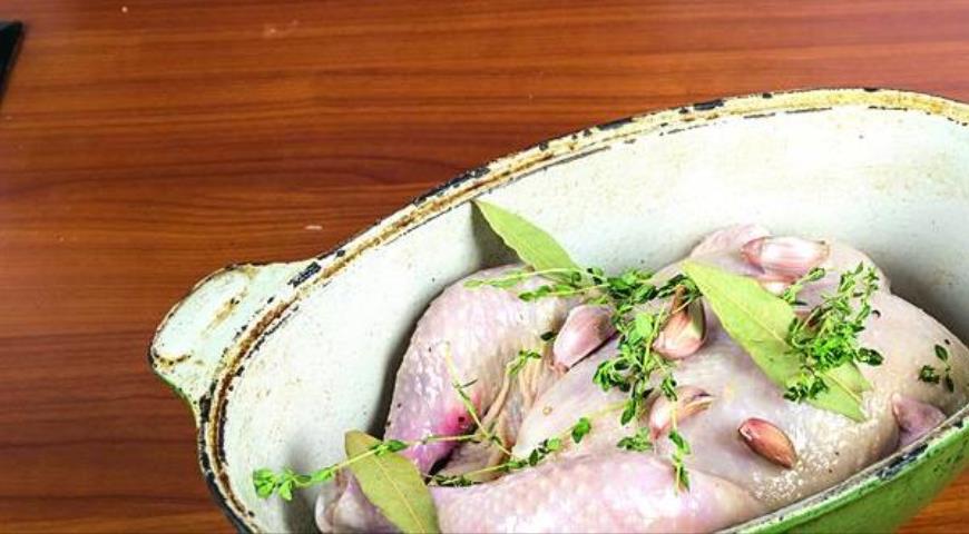 Фото приготовления рецепта: Курица с сорока зубчиками чеснока, шаг №4