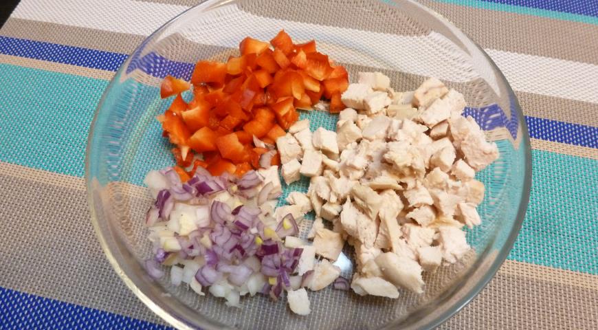 Подготовить и нарезать необходимый ингредиенты для приготовления салата