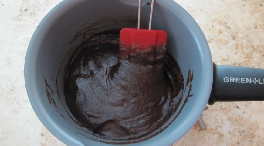 Смешать шоколад и сливки для приготовления шоколадной глазури