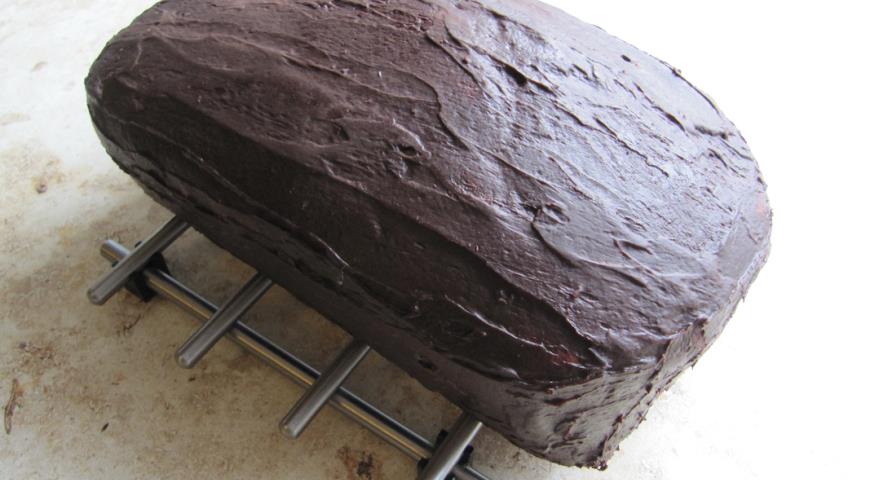 Смазать поверхность кекса шоколадной глазурью и поставить в холодильник