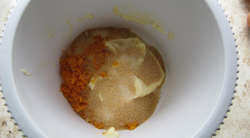 Взбить цедру апельсина с размягченным сливочным маслом