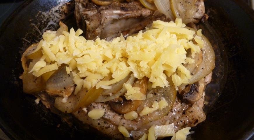 Посыпать мясо тертым сыром и запекать до золотистой корочки