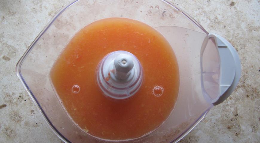 Выжать сок из апельсинов, процедить и нагревать с добавлением желатина