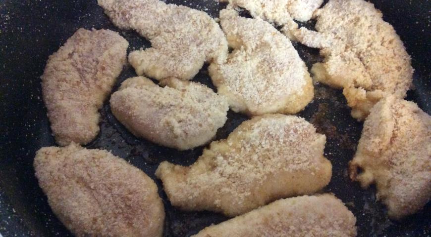 Фото приготовления рецепта: Нежное куриное филе в хрустящей панировке, шаг №5