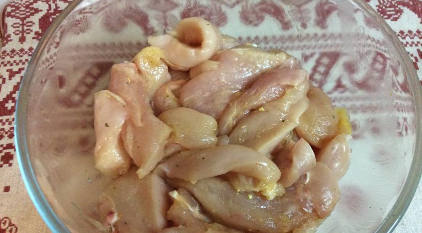 Фото приготовления рецепта: Нежное куриное филе в хрустящей панировке, шаг №2