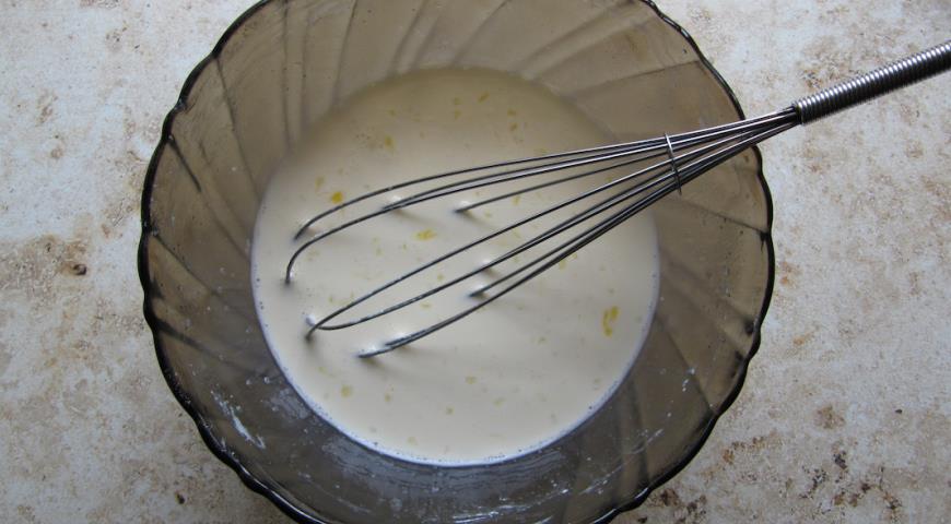 Заливку для блинов сделаем из яйца с сахаром, добавить ванильный сахар, соль, сливки, перемешать