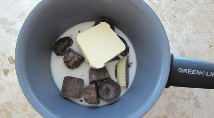 Растопить шоколад с маслом и молоком