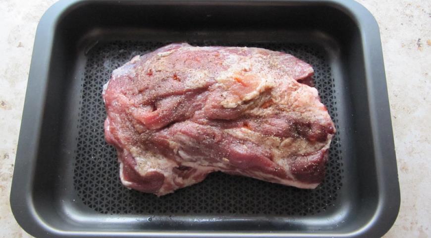 Вымыть свинину, нашпиговать чесноком и морковью, натереть мясо маслом, приправить и посолить