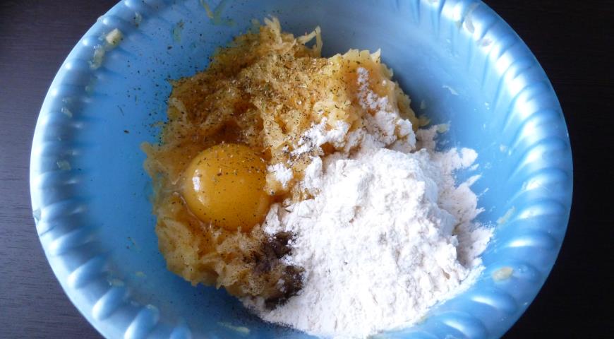 К кабачку добавить яйцо, муку, соль и перец