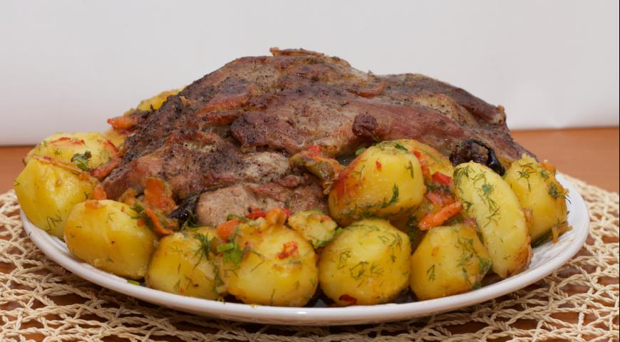 Рецепт запеченного картофеля с мясом для праздничного стола