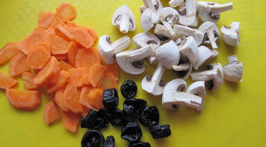 Крупно нарезаем грибы, морковь, чернослив и курагу