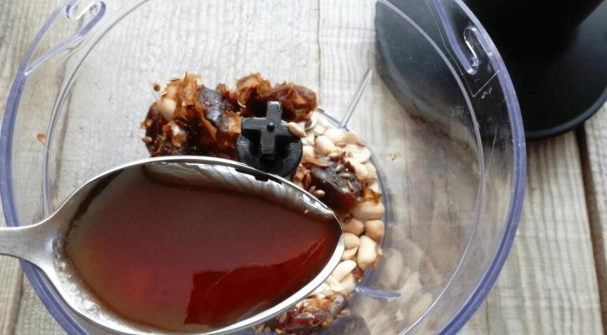 Для конфет берем финики, арахис, в блендер добавляем семена льна и сироп из красной смородины