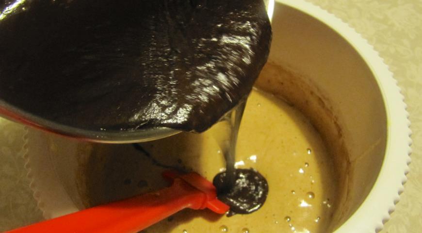 Взбиваем яйца с сахаром, добавляем муку, какао, разрыхлитель, влить шоколадную смесь