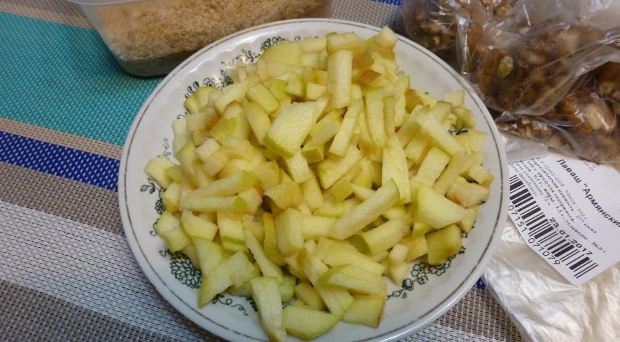 Яблоки нарезать, сбрызнуть соком лимона, орехи порубить, достать сливочное масло из холодильника