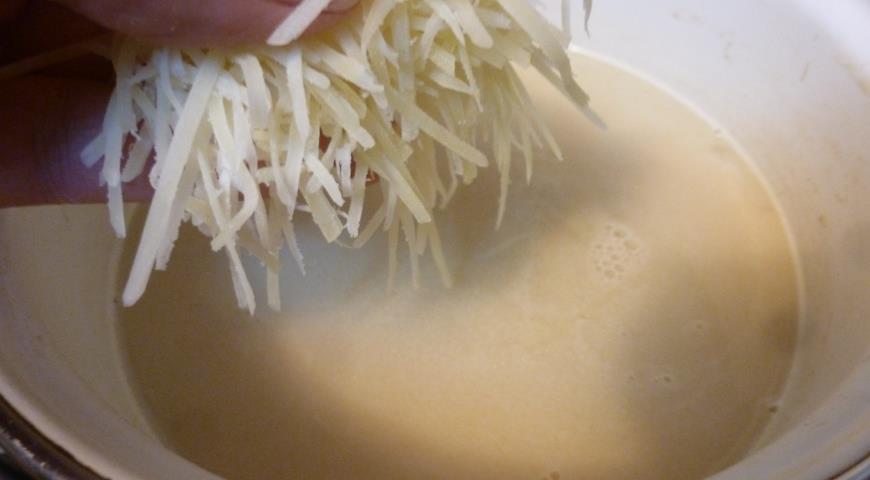 В яблочный суп добавить пармезан, довести до кипения, подавать