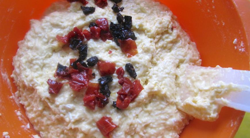 В жидкую основу для пирога добавить муку, вымешать, добавить вяленые томаты