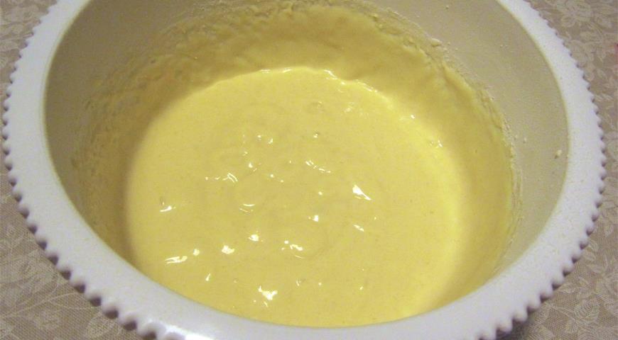 Взбиваем яйца и сахар, добавляем сметану, сгущенное молоко, перемешиваем, добавляем муку и разрыхлитель