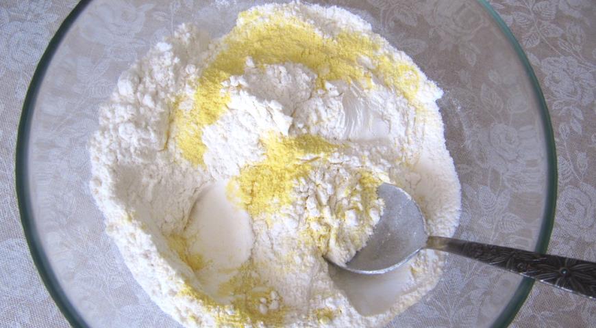 Смешиваем кукурузную и пшеничную муку, добавляем разрыхлитель, соль и ванильный сахар