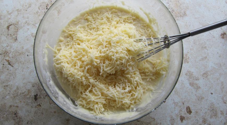 яйца взбить, добавить масло, молоко, соль, горчицу, перемешать, добавить муку и разрыхлитель, вымешать, добавить сыр