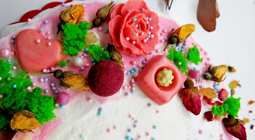 Торт-рулет "Цветы для любимой" с черносмородиновым курдом украшаем