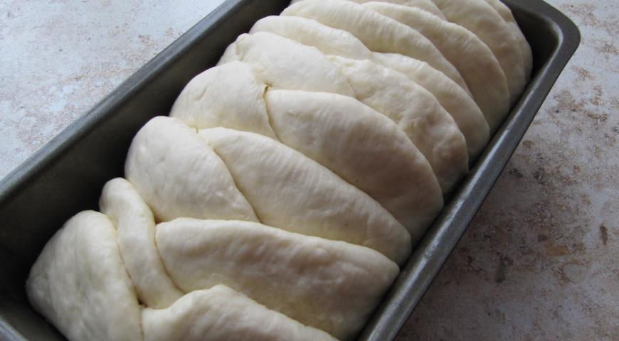 Оставить хлеб подниматься, затем выпекать 30-40 минут