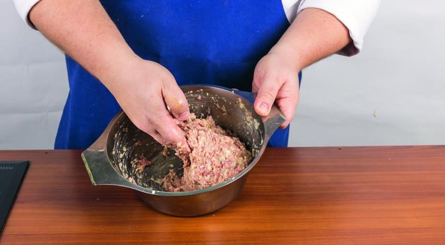 Фото приготовления рецепта: Сочные котлеты из индейки с грибным соусом, шаг №4