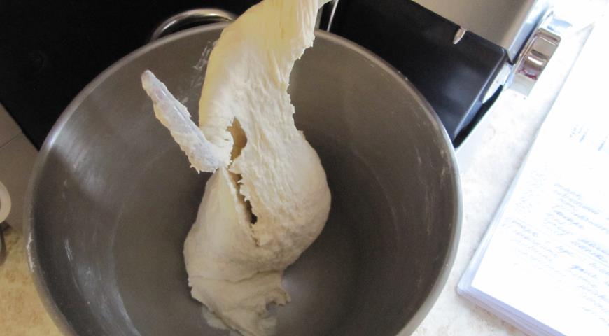 Порционно ввести сухие ингредиенты в опару, замесить тесто, в конце добавить масор