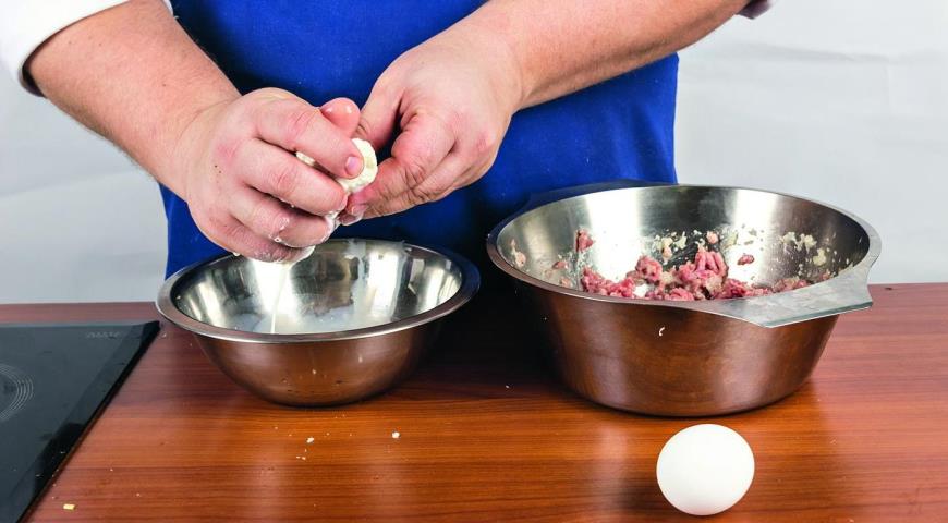 Фото приготовления рецепта: Сочные котлеты из индейки с грибным соусом, шаг №2