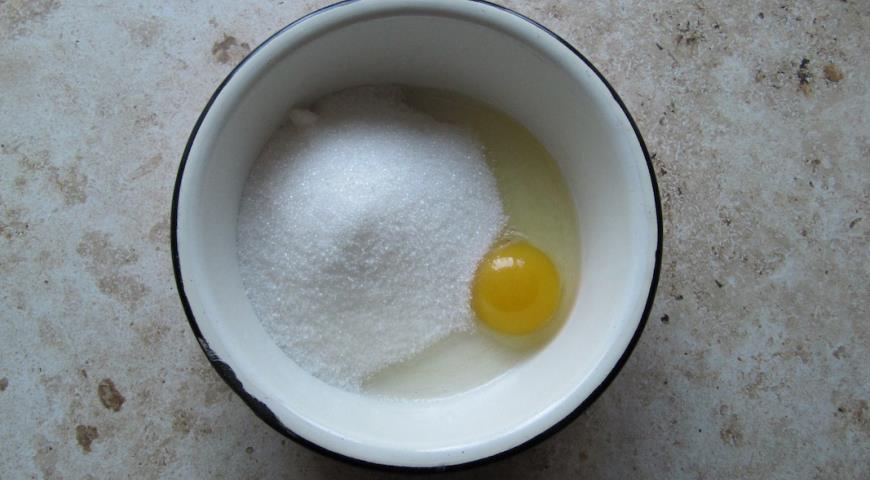 Просеять муку, соду и соль, венчиком взбить яйцо, сметану, сахар, масло
