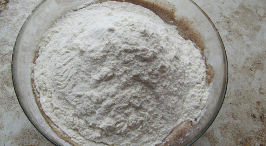 В жидкую основу для пирога добавляем муку и соду, вымешиваем