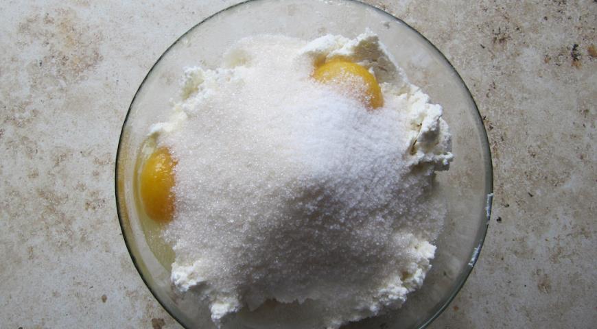 Измельчить творог, яйца, сахар и ванильный сахар блендером
