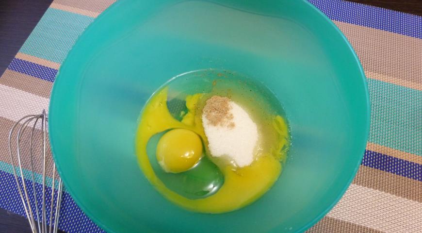 Яйца взбить с сахаром, добавить кардамон