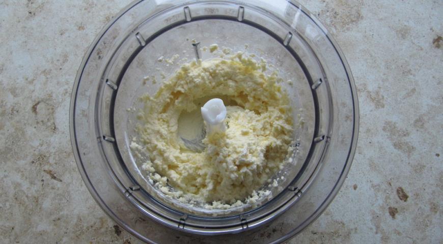 Творог, сахар, ванильный сахар, белок, сметану и муку смешиваем в блендере, добавляем цедру апельсина