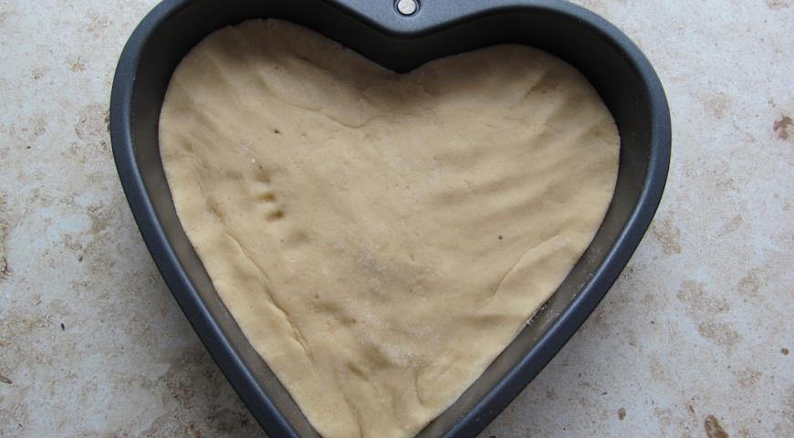 Тесто разделяем на 2 части, формируем пирог-сердце
